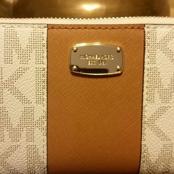 Michael Kors Signature Wristlet - Picture 4 of 8